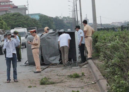 Xe công an lật nghiêng do đâm vào dải phân cách