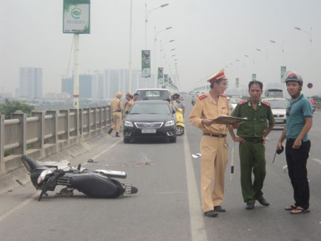 Hà Nội Một phụ nữ tử vong do tự đâm vào thành cầu Vĩnh Tuy