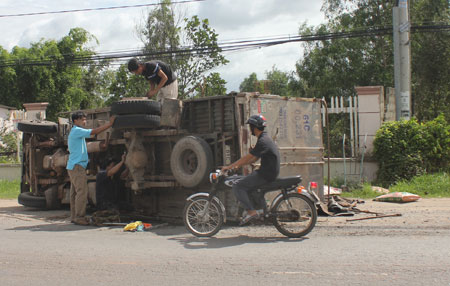 Thành phố Hồ Chí Minh Đang chạy bị gãy trục, xe tải lật nhào