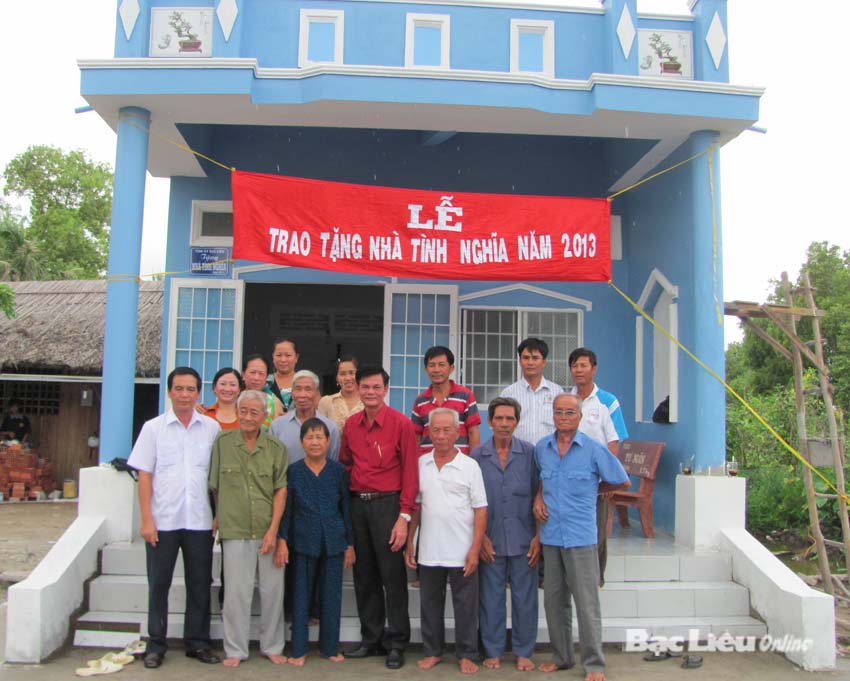 Tặng nhà cho 2 thương binh hạng nặng ở huyện Hồng Dân