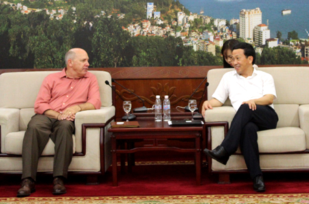 广宁省与美国圣地亚哥米拉马学院讨论教育合作事宜