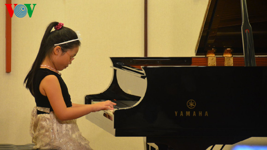 Piano une fillette vietnamienne primée en Thaïlande