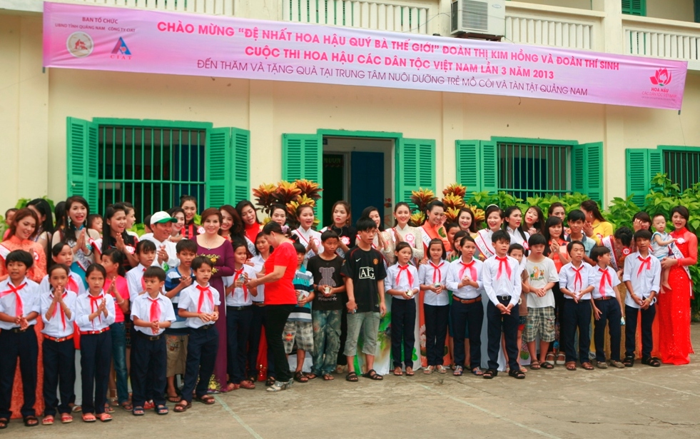 Miss Ethnic Vietnam visit orphans in Quang Nam province
