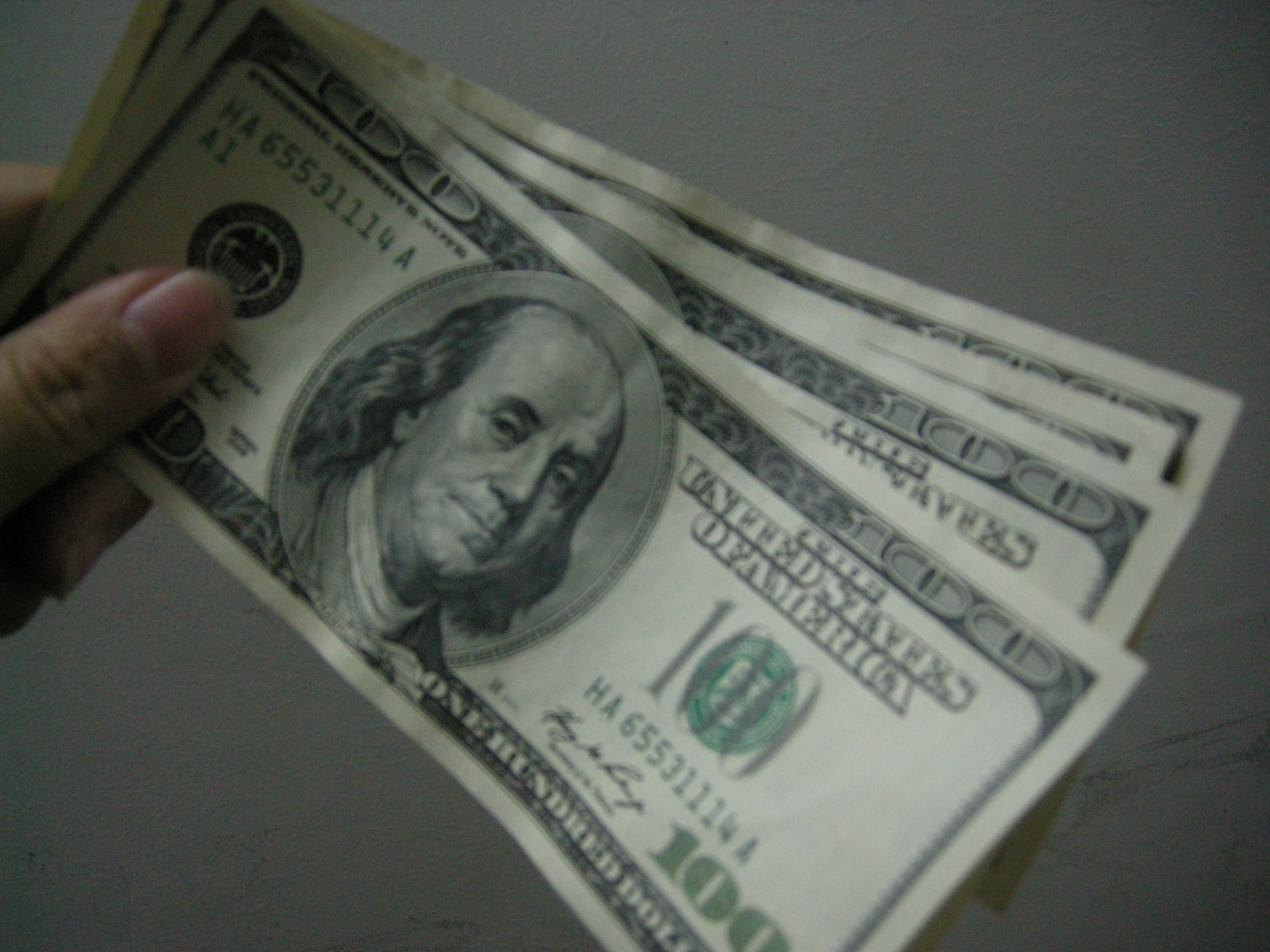 Các ngân hàng đồng loạt giảm mạnh giá bán USD