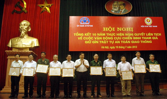 Cựu chiến binh Việt Nam tham gia giữ gìn trật tự an toàn giao thông