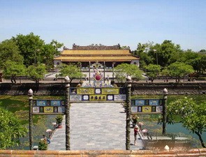 Hue attracts 1 5 million tourists in first half