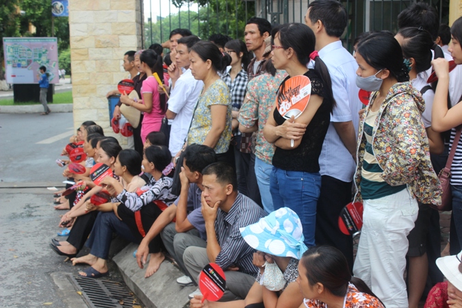 Làm thủ tục dự thi đại học Phụ huynh vất vả hơn thí sinh