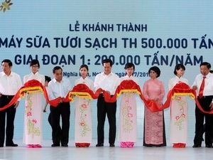 Vietnamese, Lao leaders inaugurate fresh milk factory