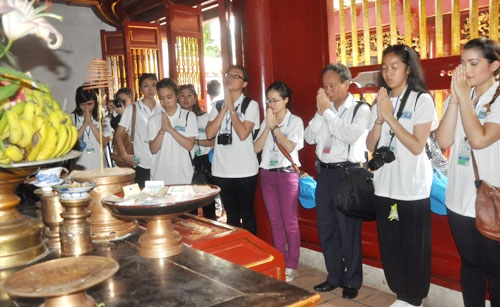 Young overseas Vietnamese return to roots
