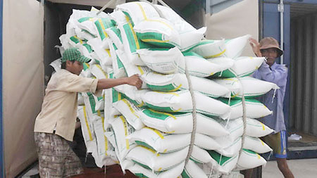 Local exporters concerned about falling rice prices in Thailand