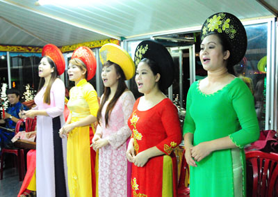 泛舟香江欣赏顺化民歌