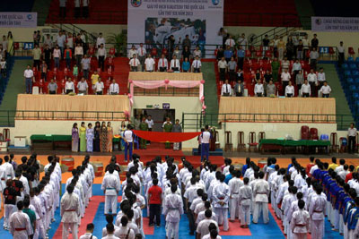 2013年国家空手道青年冠军赛在芹苴市举行