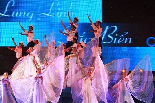 Programme artistique en l honneur du Festival maritime de Nha Trang