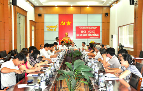 广宁省举行2013年7月新闻交班会议