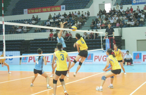 Quang Ninh women’s volleyball team competes at Military Open Cup 2013