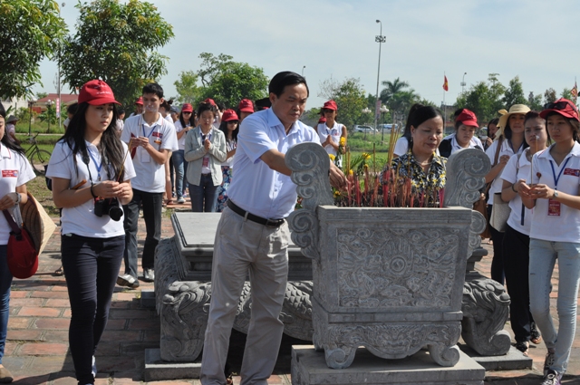 Trại hè Việt Nam 2013 Gần 200 thanh, thiếu niên kiều bào tiêu biểu dâng hương tại Đền Hùng