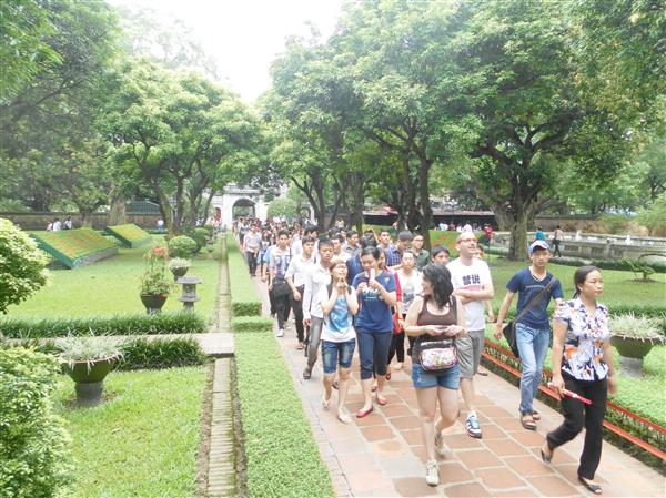 Exam candidates visit Van Mieu- Quoc Tu Giam to pray for good luck