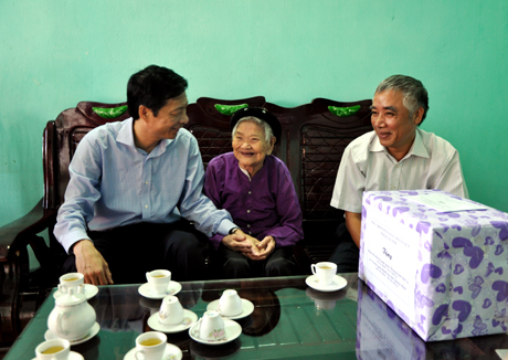 Quảng Ninh Thăm, tặng quà các gia đình chính sách tại TP Hạ Long