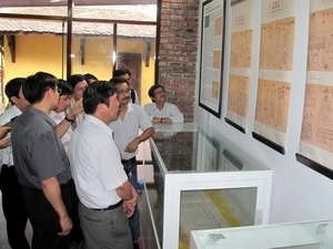 Deux Viet Kieu offrent une estampe xylographique à Hue