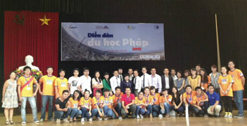 Le forum sur les études en France attire de nombreux jeunes vietnamiens