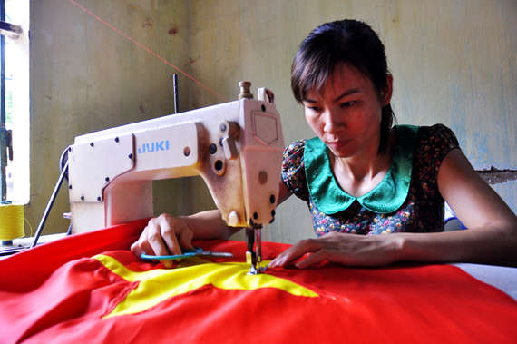 Ngôi làng nhiều thế hệ may cờ Tổ quốc