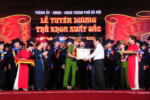 Hà Nội Tuyên dương thủ khoa xuất sắc năm 2013