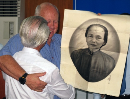 Australian war veterans present Vietnamese soldiers’ items to families