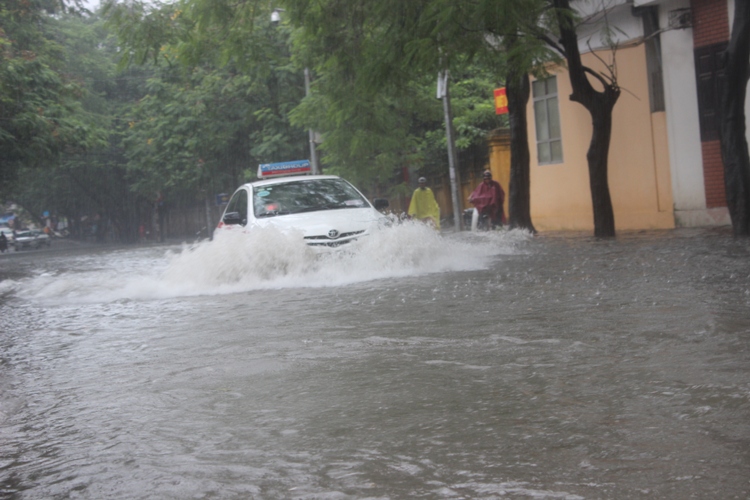 Sau bão số 6, Hà Nội phố thành sông