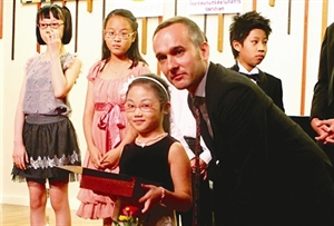 Hoàng Nhi offre le concours Mozart 2013 au Vietnam