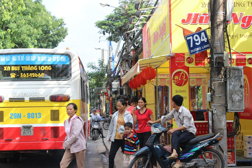 Bánh trung thu áp sát lòng đường