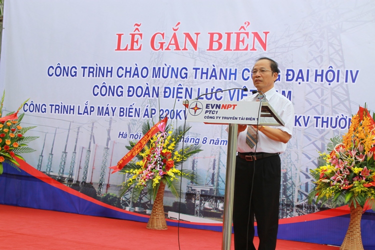 Gắn biển thi đua công trình lắp máy biến áp 220 kV AT3 Trạm 500 kV Thường Tín Hà Nội