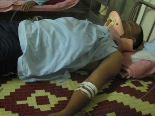 Tai nạn giữa xe ô tô với tàu hỏa, 5 người bị thương nặng