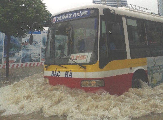 Hà Nội ngớt mưa nhưng chưa hết ngập