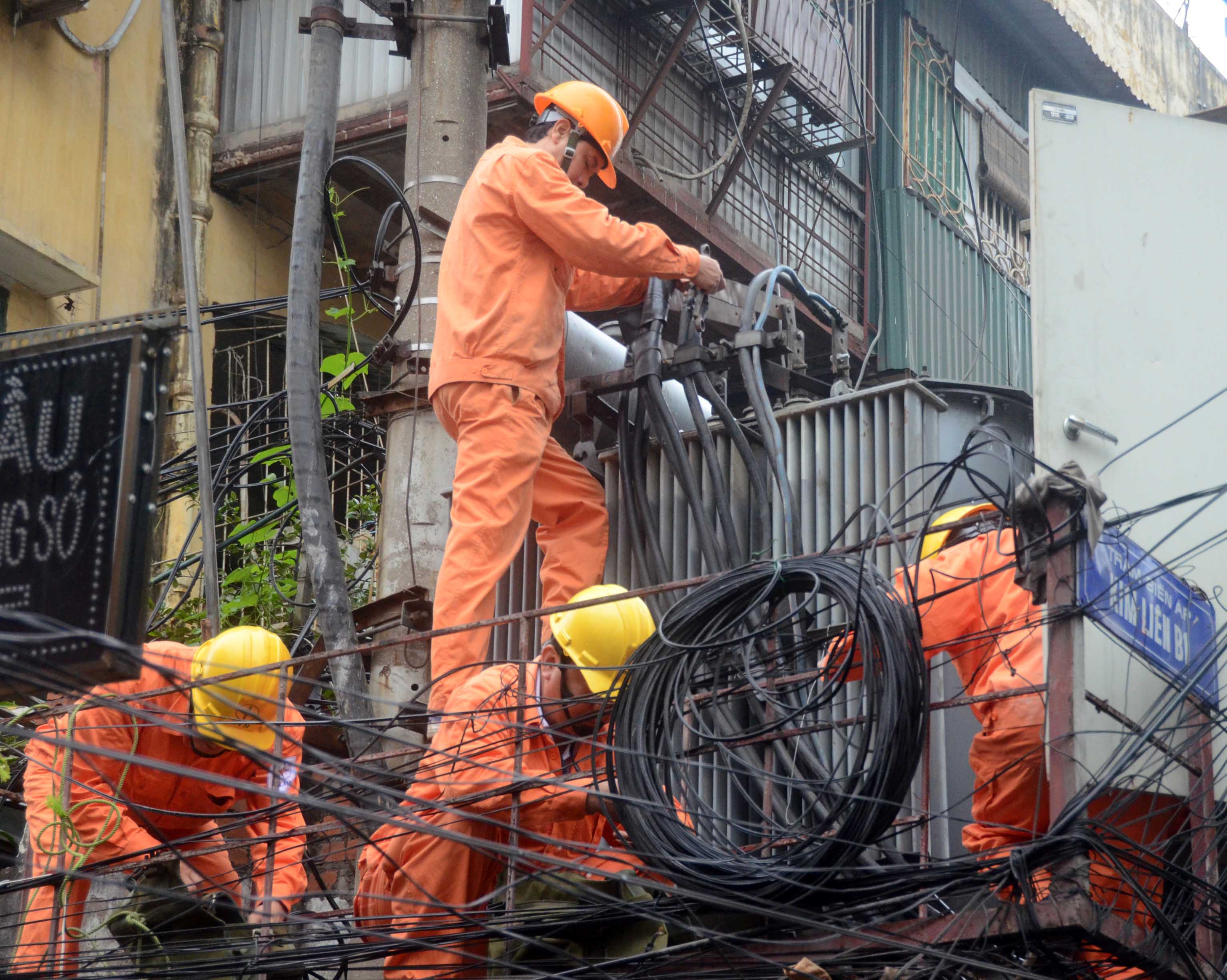 Tập đoàn Điện lực Việt Nam tích cực khắc phục hậu quả cơn bão số 5