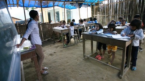 Quảng Ngãi Nhiều học sinh ngồi học giữa phòng dột