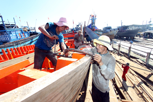 Ngư dân Nghệ An tích cực đầu tư đóng mới tàu thuyền công suất lớn