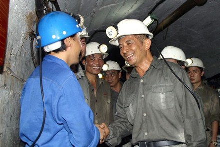 越南劳动总联合会主席邓玉松视察广宁省劳动联合会