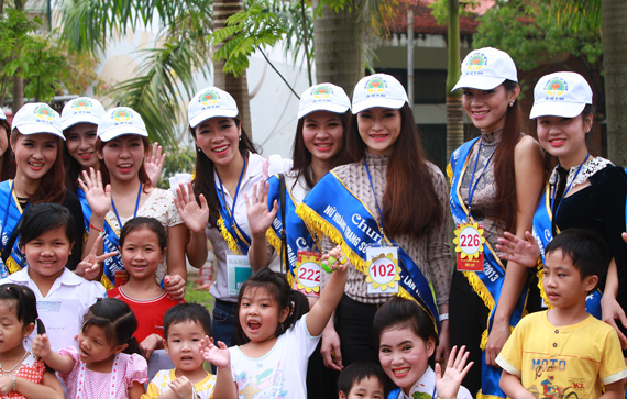 Thí sinh Nữ hoàng trang sức Việt Nam 2013 làm từ thiện tại làng trẻ SOS Hà Nội