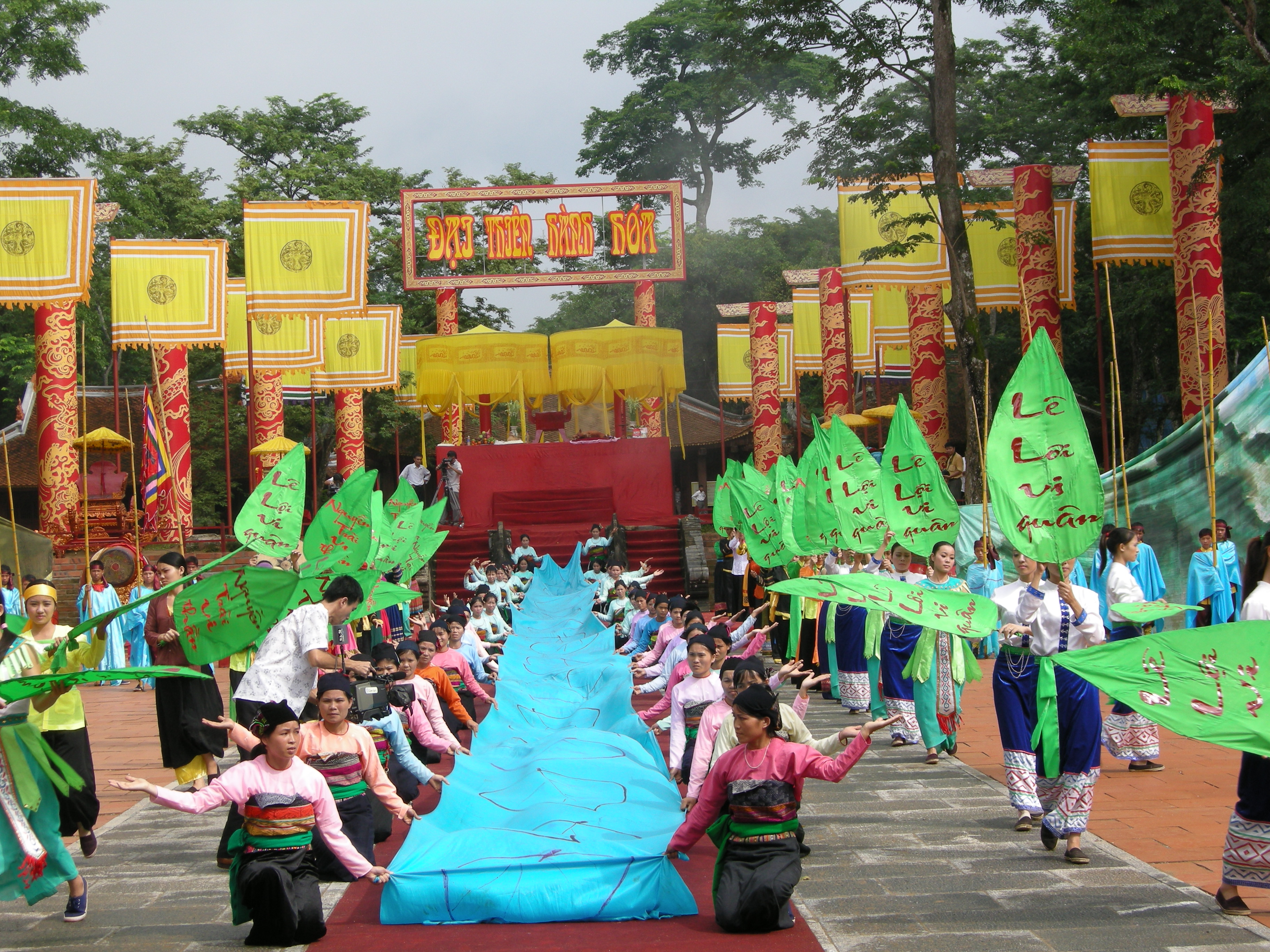 Diverse art performances at Lam Kinh festival 2013