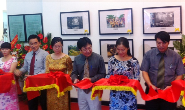 Khai mạc Triển lãm ảnh “Khám phá văn minh sông Hồng” và “Biển đảo quê hương”