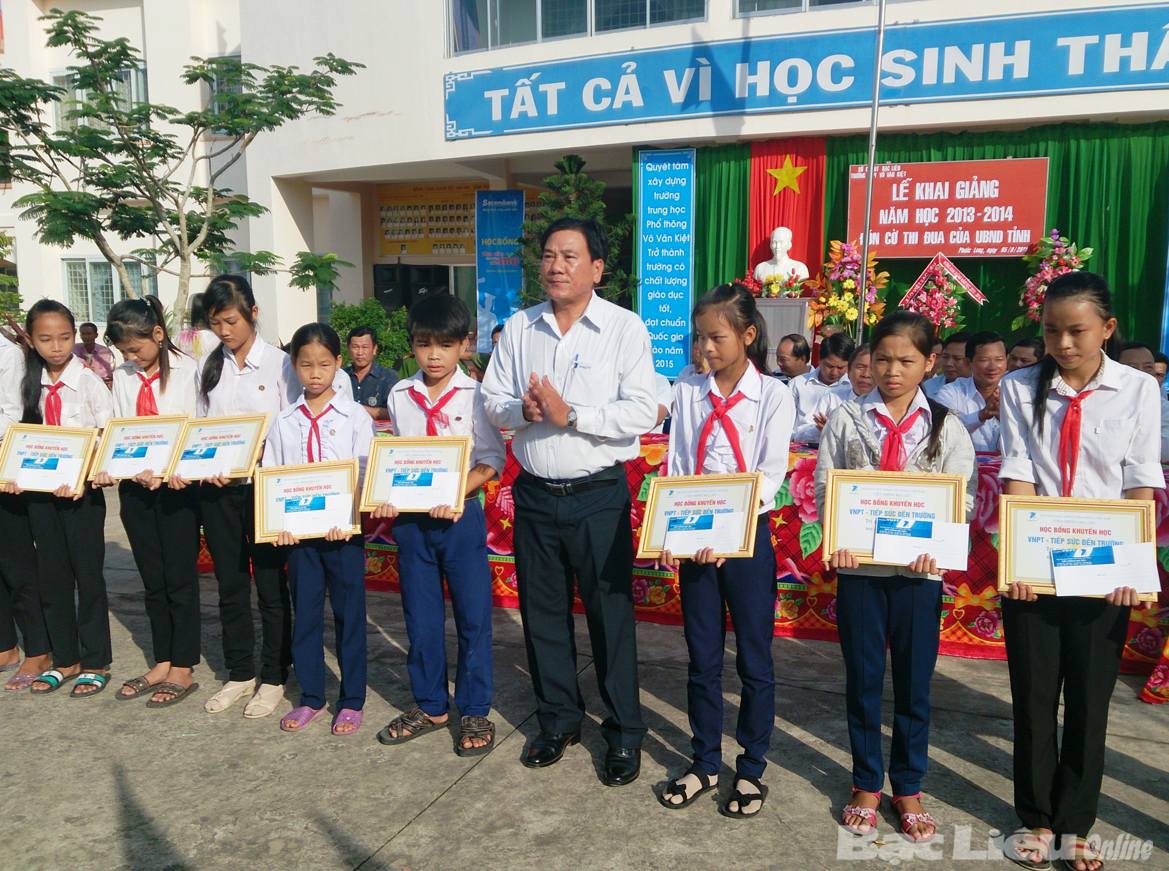 Tặng 150 suất học bổng cho học sinh nghèo