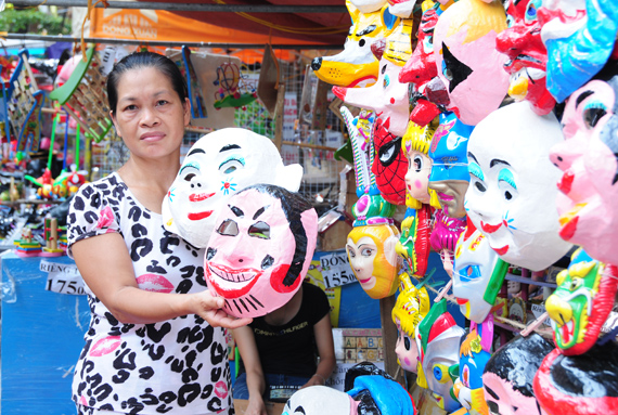 Lưu giữ nghề làm mặt nạ giấy dân gian