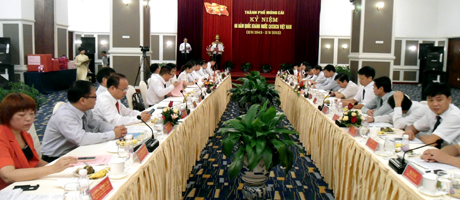 中国代表团向广宁省芒街市领导人致以国庆祝贺