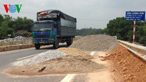 Giao thông lộn xộn trên Quốc lộ 3 mới Hà Nội – Thái Nguyên