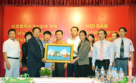 广宁省劳动联合会与韩国济州工会联合会就建立友好合作关系一事举行会谈