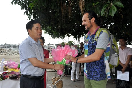 国际媒体代表团赴下龙湾进行参观考察