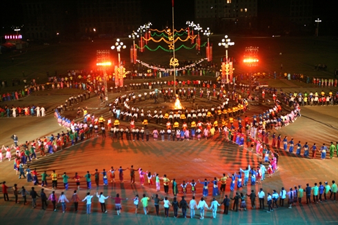 L ancienne dance Xoè à Yên Bai établira un record du Vietnam
