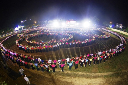 Yen Bai  l ancienne dance Xoe Thai établit un record du Vietnam