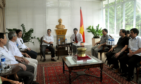 广宁省干部代表团访问越南驻新加坡大使馆