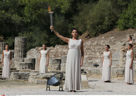 JO 2014 La flamme olympique allumée à Olympie